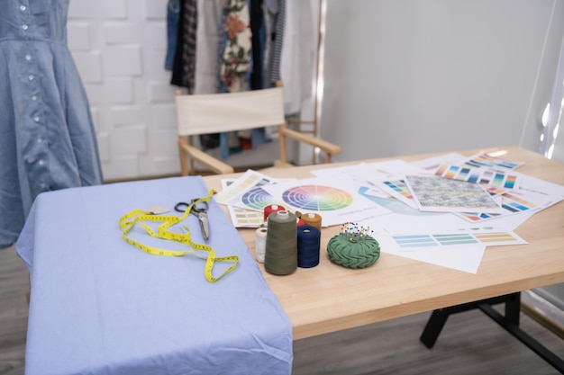 Stół z haftem i narzędziami